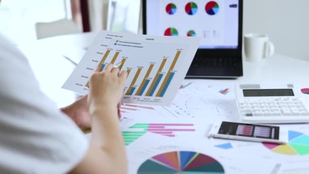 Biurokrata Człowiek Robi Planowania Finansowego Analizy Wykresów Finansowych Biznesu — Wideo stockowe