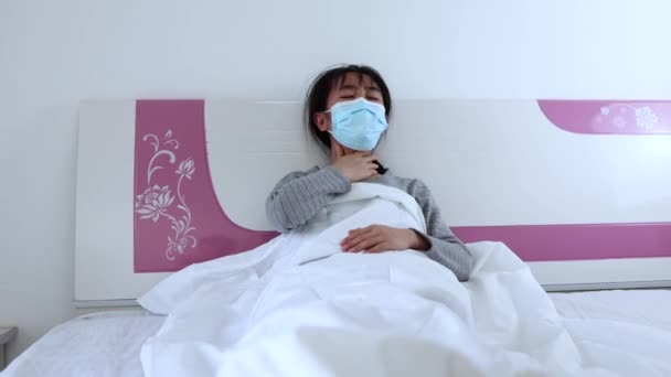 Mujer Infectada Con Coronavirus Tiene Fiebre Dolor Cabeza Picazón Garganta — Vídeos de Stock