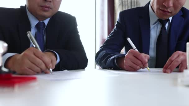 Adamları Sözleşme Belgelerini Birbirlerine Sunar Imzalar Sıkışırlar — Stok video