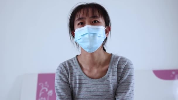 Asijský Pacient Horečkou Měřením Teploty — Stock video