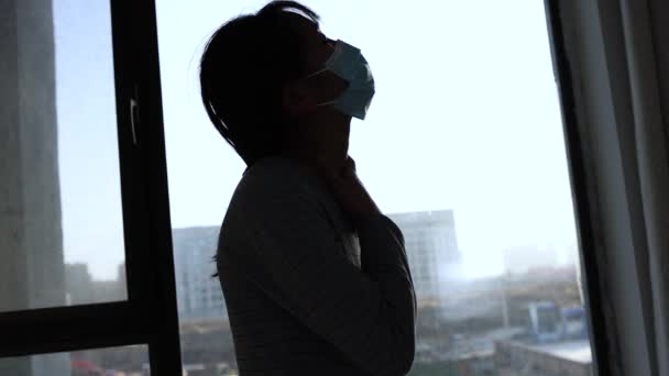 窓に冷たい咳や熱を持つ病気の女性のシルエット — ストック動画
