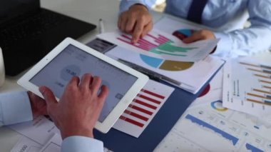 iş adamı tabletle veri analizi yapıyor