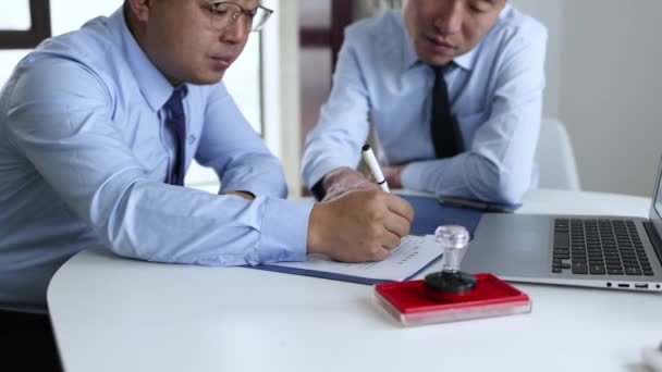 Business Manager Guides Customer Sign Purchase Contract — 图库视频影像