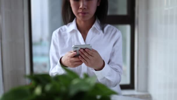 Female Businesswoman Using Smartphone — Stock Video