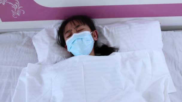 冷たい咳や呼吸困難と病気の女性 — ストック動画