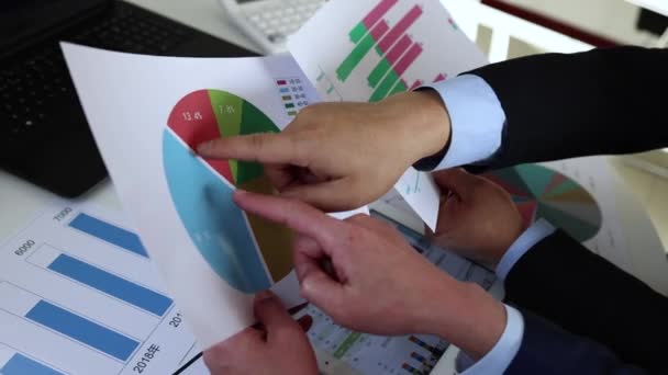 Бизнесмен Анализом Финансовой Отчетности Статистикой — стоковое видео