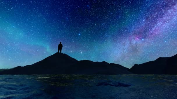 Silhueta Homem Olhando Para Céu Estrelado Topo Montanha — Vídeo de Stock