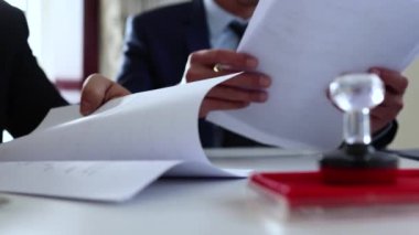 Pazarlık eden ve sözleşme imzalayan iş adamları.