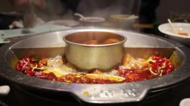 Baharatlı güveç yemeğinin tadını çıkar.