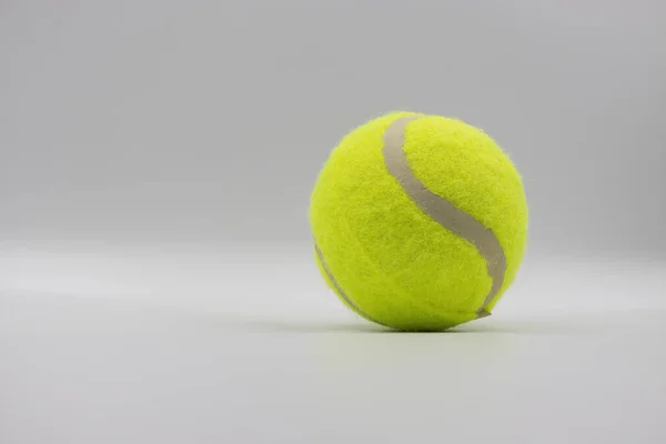 Gri arka planda izole edilmiş bir kürek topu. Yakın plan..