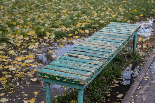 Bench Őszi Parkban Egy Régi Pad Őszi Levelek Hátterében — Stock Fotó