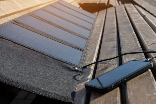 Telefon Komórkowy Jest Ładowany Przez Panel Słoneczny Camping Panel Słoneczny — Zdjęcie stockowe