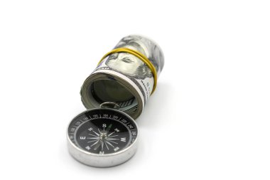 Klasik navigasyon pusulası ve beyaz arka planda izole edilmiş bir tomar para. Eski pusula ve para.