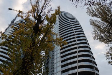 Mavi gökyüzüne karşı modern gökdelenlerin alt manzarası. Ukrayna, Kyiv.