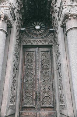 KYIV, UKRAINE - 10 Kasım 2022: Karaite Kenasa (veya Aktör Evi). Büyük eski kapılar. Tarihi Yer İmi