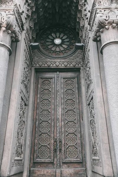 KYIV, UKRAINE - 10 Kasım 2022: Karaite Kenasa (veya Aktör Evi). Büyük eski kapılar. Tarihi Yer İmi