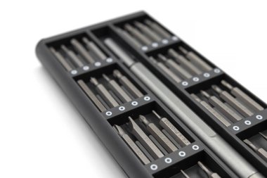 Tornavida ve macnite parçaları beyaz arkaplanda izole edilmiş. Değiştirilebilir tornavida parçaları izole edilmiş beyaz.