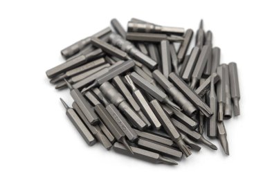 Değiştirilebilir tornavida parçaları izole edilmiş beyaz. Bir sürü değiştirilebilir tornavida parçası.