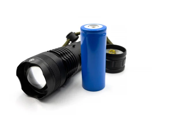 El feneri için şarj edilebilir pil. Siyah metalik Led Flashlight beyaz arka planda izole edilmiş. Çekirdek Meşale Yakınlaştırması.