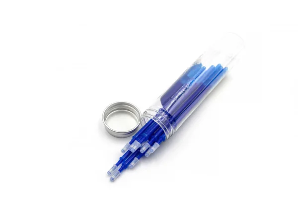 Beyaz arka plandaki bir kutuda jel kalemler için mavi dolgular. Yakın çekim.