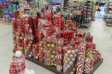 Dükkanda içinde Noel mücevherleri olan kutular. Süpermarkette Noel dekoru.