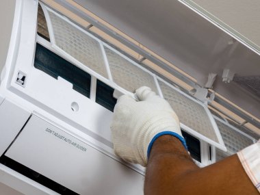 Temizlik için klimanın hava filtresi kaldırılıyor.