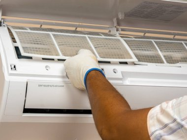 Temizlik için klimanın hava filtresi kaldırılıyor.