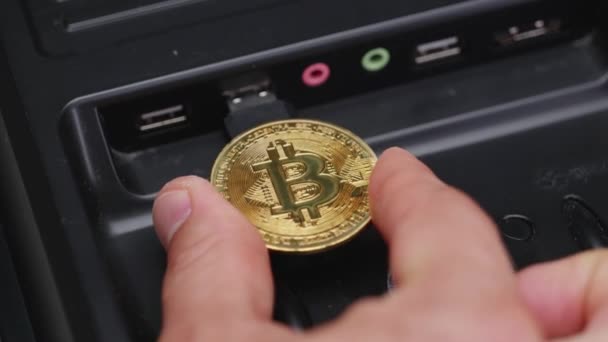 Menghubungkan Btc Komputermu Mengaktifkan Koin Bitcoin Dengan Mengedipkan Usb Komputer — Stok Video