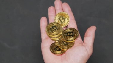 Zengin bir adamın elinde bir avuç Bitcoin parası var. BTC engelleme teknolojisi. Kripto para birimi madenciliği.