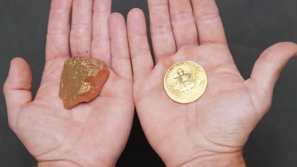 Χρυσό Στο Ένα Χέρι Στο Άλλο Bitcoin Οποίο Είναι Καλύτερο — Αρχείο Βίντεο