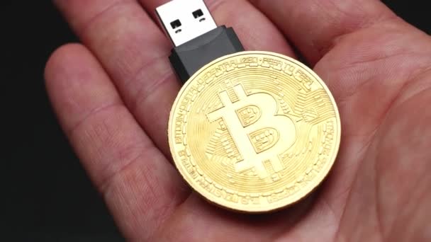 Bitcoin Cryptocurrency Έξοδο Usb Που Κρατιέται Στο Χέρι Έτοιμο Συνδεθεί — Αρχείο Βίντεο