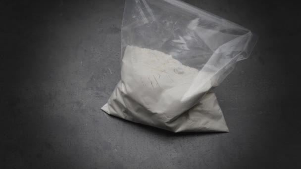 在黑市上用比特币购买非法毒品 白色粉末在大包中的易物 用于Btc加密货币 — 图库视频影像