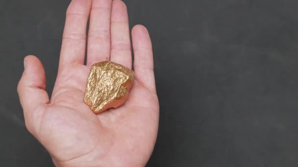 Показывает Кусочек Золота Одной Руке Биткоин Удерживаемый Другой Руке Миниг — стоковое видео
