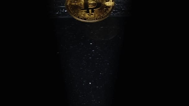 Bitcoin Πέφτει Στο Κάτω Μέρος Ένα Σκοτεινό Φόντο Αξία Της — Αρχείο Βίντεο