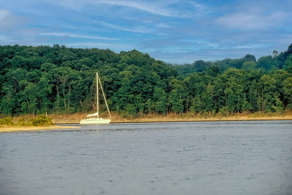 Una Barca Vela Trova All Ancora Una Baia Sul Lago — Foto Stock