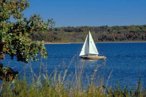 Bir yaz günü, Missouri Ozarks 'taki Stockton Gölü' nün mavi sularında bir yelkenli süzülür..