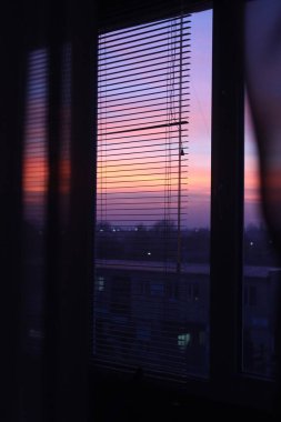 Pencere ve gökyüzü (gün batımı).