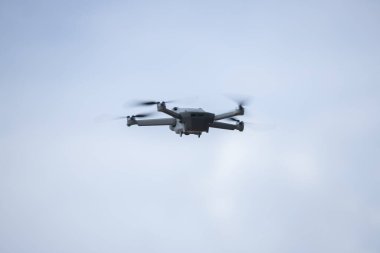 Hava aracı gökyüzünde dijital kamerayla uçuyor.