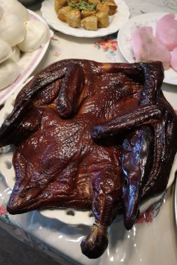 Tabakta ördek kızartması, Çin Yeni Yılı için bir tabak.