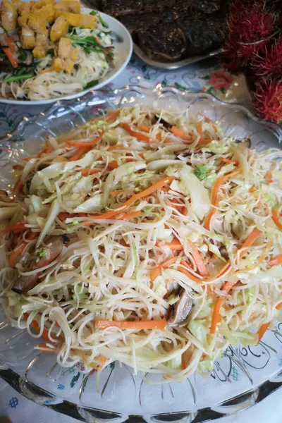 Tabağında mantar olan pirinçli vermicelli, Çin Yeni Yılı için bir tabak.