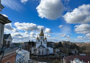 Zhytomyr 'deki Kutsal Haç Katedrali' nin manzaralı panoramik görüntüsü. Yüksek kalite fotoğraf