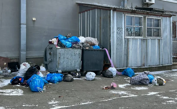 넘치는 쓰레기통 쓰레기가 바람은 쓰레기와 쓰레기 봉지를 오염의 고품질 — 스톡 사진