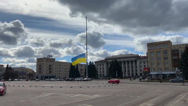 Zhytomyr Ucrania Marzo 2023 Plaza Central Zhytomyr Con Una Bandera — Vídeos de Stock