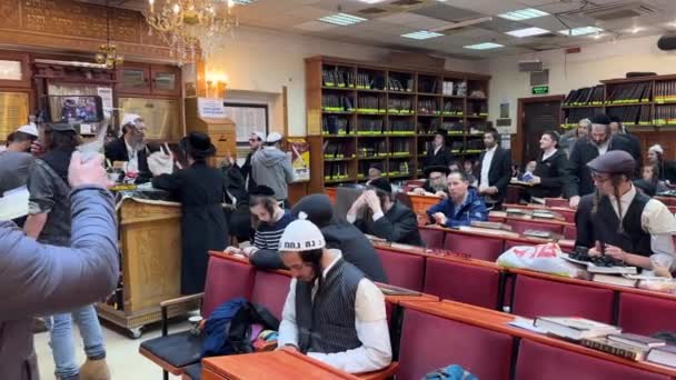 Hasidische Pelgrimstocht Naar Uman Massa Chassidische Joden Bidden Bij Het — Stockvideo