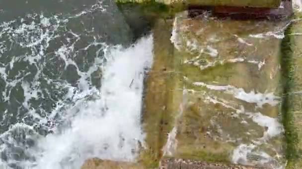Fortes Vagues Tempête Battant Contre Les Escaliers Allant Dans Mer — Video