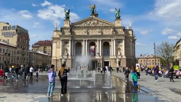 利沃夫 乌克兰 2023年4月18日 在乌克兰利沃夫市中心宏伟的歌剧院外 游客们在喷泉前放松一下 高质量的4K镜头 — 图库视频影像