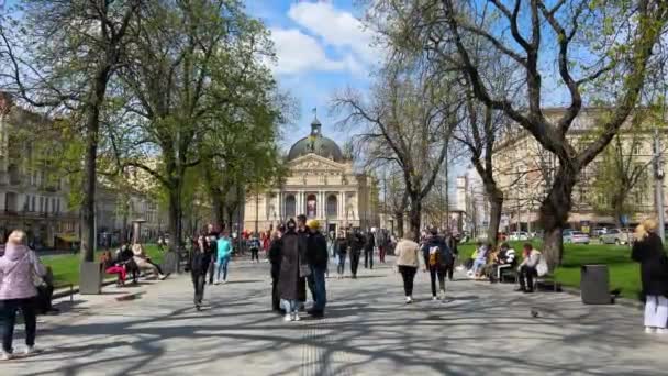 Lvov Ukrajina Dubna 2023 Lidé Procházející Parku Blízkosti Divadla Opera — Stock video