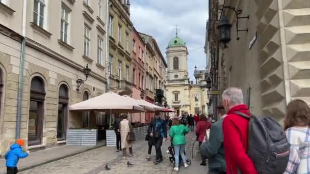 Lwów Ukraina Kwietnia 2023 Tłumy Turystów Spacerują Starymi Wąskimi Uliczkami — Wideo stockowe