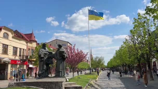 Ukrajina Mukačevo Dubna 2023 Lidé Chodí Historickém Centru Města Teplý — Stock video