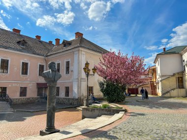 Ukrayna, Mukachevo- 22 Nisan 2023: Mukachevo 'nun merkezindeki küçük kapalı bir avluda çiçek açan sakura prenslerin ya da Beyaz Saray' ın evi. - Evet. Yüksek kalite fotoğraf